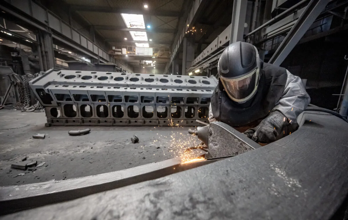 A worker deburrs a casting at the Siempelkamp Giesserei foundry in Krefeld, Germany, on April 21, 2022. (Sascha Schuermann/Getty Images)