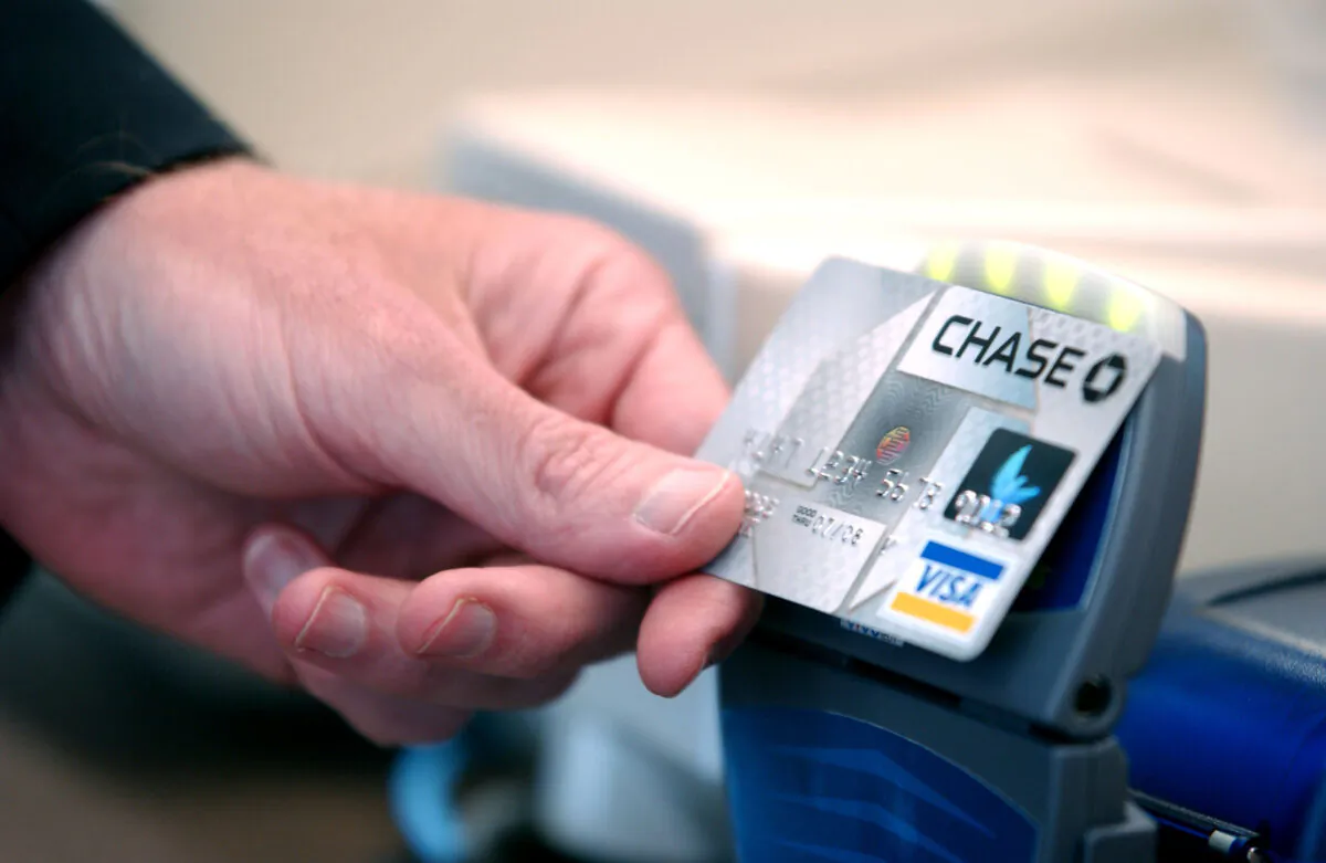 The new Chase Bank credit card with "blink" technology is displayed during a press conference at an Arby's restaurant in Denver, Colorado on June 8, 2005. (Thomas Cooper/Getty Images)