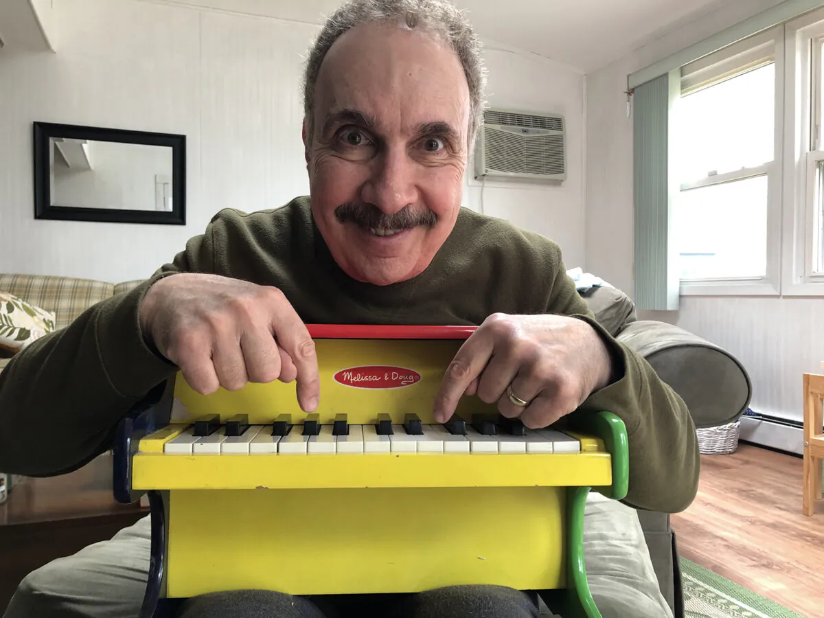 Jerry Zezima plays a kiddie piano. (Sue Zezima/TNS)