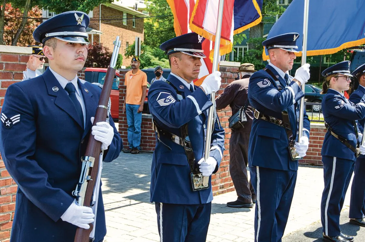 Members of the 106th Rescue Wing of the Air National Guard present the colors at the wreath-laying ceremony prior to the 2022 Memorial Day parade in Little Neck-Douglaston, New York, on May 30, 2022 (Dave Paone:/he Epoch Times)