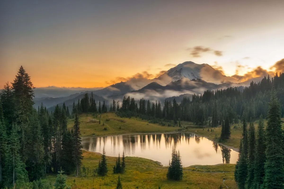 A sunset view near Tipsoo Lake. (Pat Tr/Shutterstock)