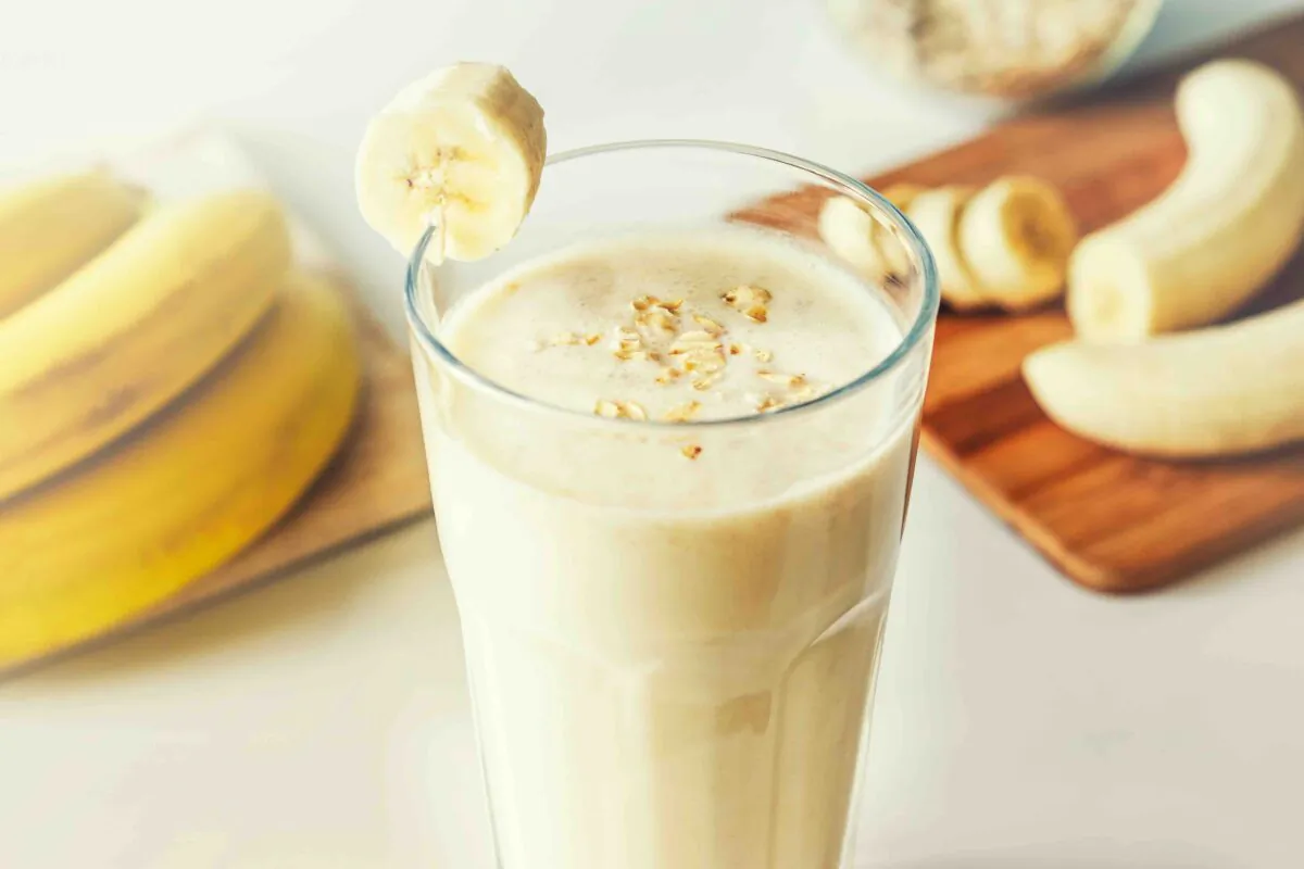 Homemade banana smoothie. (leksiv/