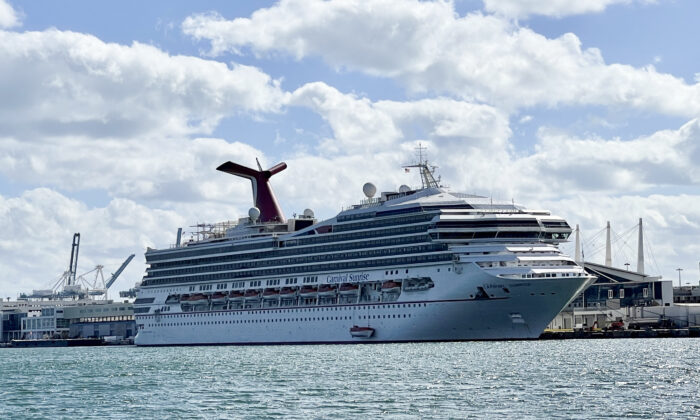 2020 年 12 月 23 日，嘉年华邮轮公司的“嘉年华日出”号游轮停泊在迈阿密港的一个码头。（丹尼尔·斯利姆/法新社通过 Getty Images）