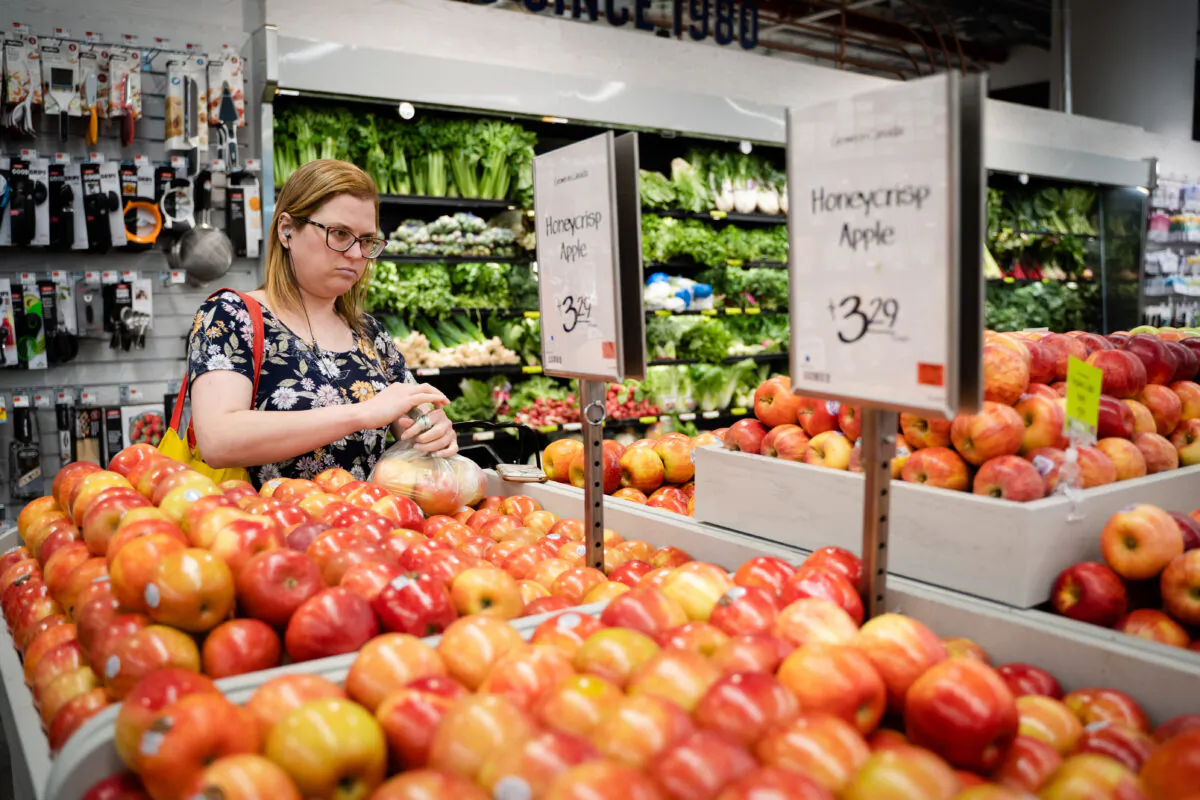 People shop at a grocery store in New York City on May 31, 2022. (Samira Bouaou/The Epoch Times)