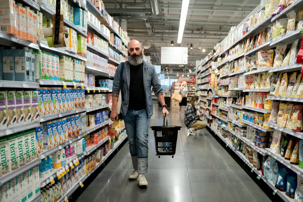 People shop at a grocery store in New York City on May 31, 2022. (Samira Bouaou/The Epoch Times)