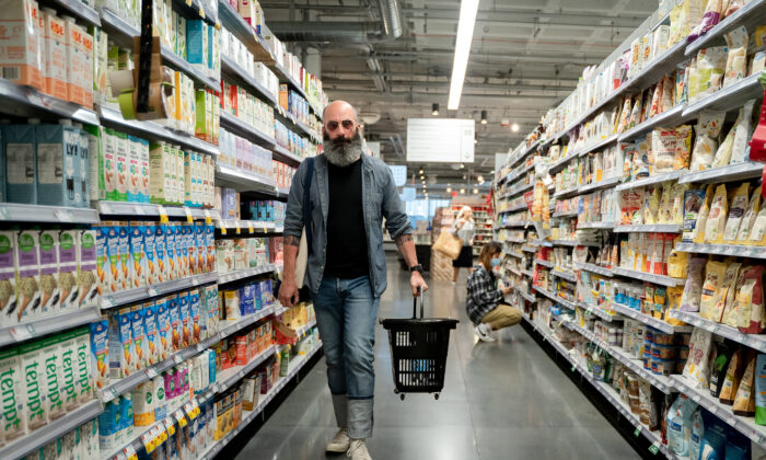 People shop at a grocery store in New York City on May 31, 2022. (Samira Bouaou/The Epoch Times)