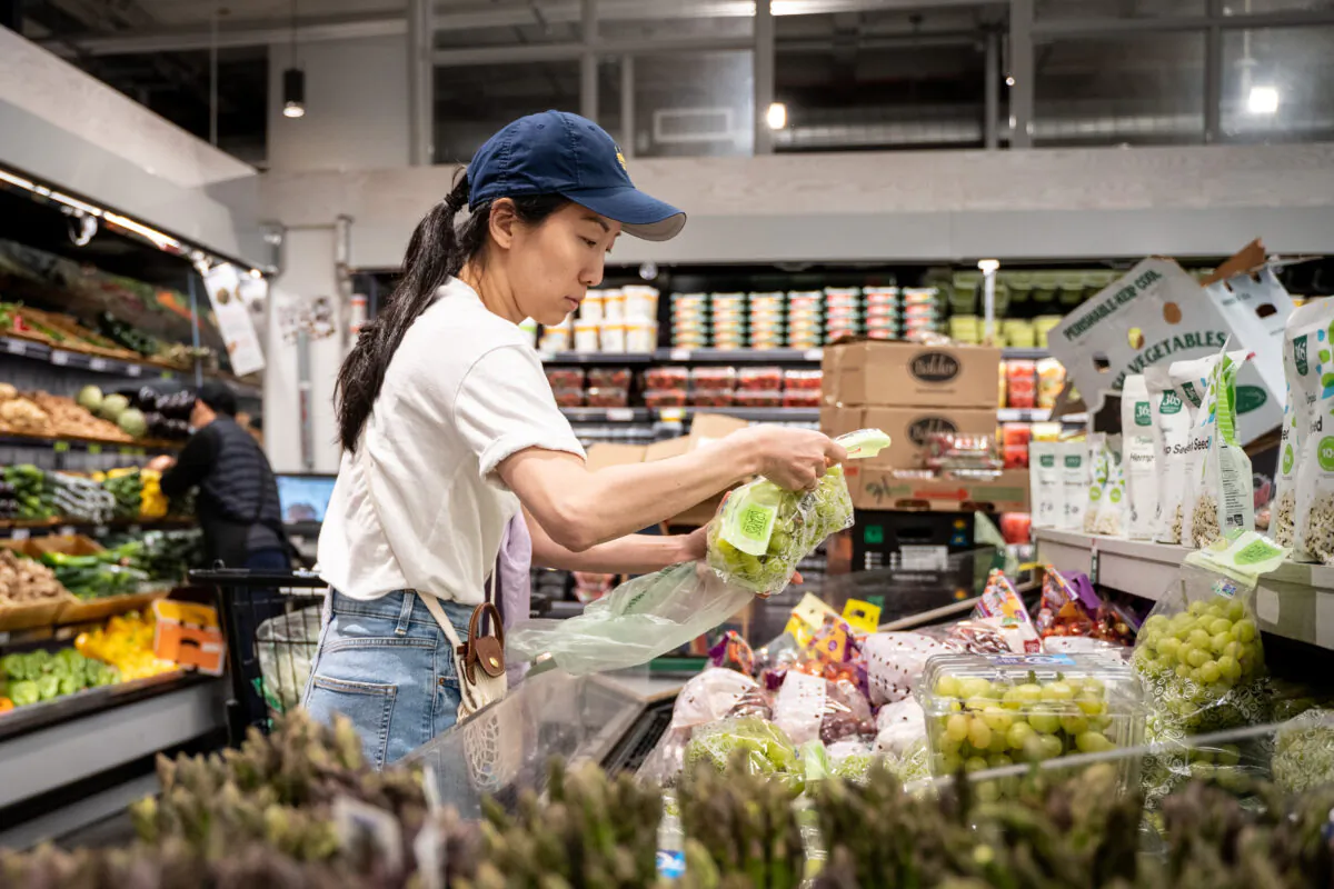 People shop at a grocery store in New York City on May 31, 2022. (Samira Bouaou/The Epoch Times)