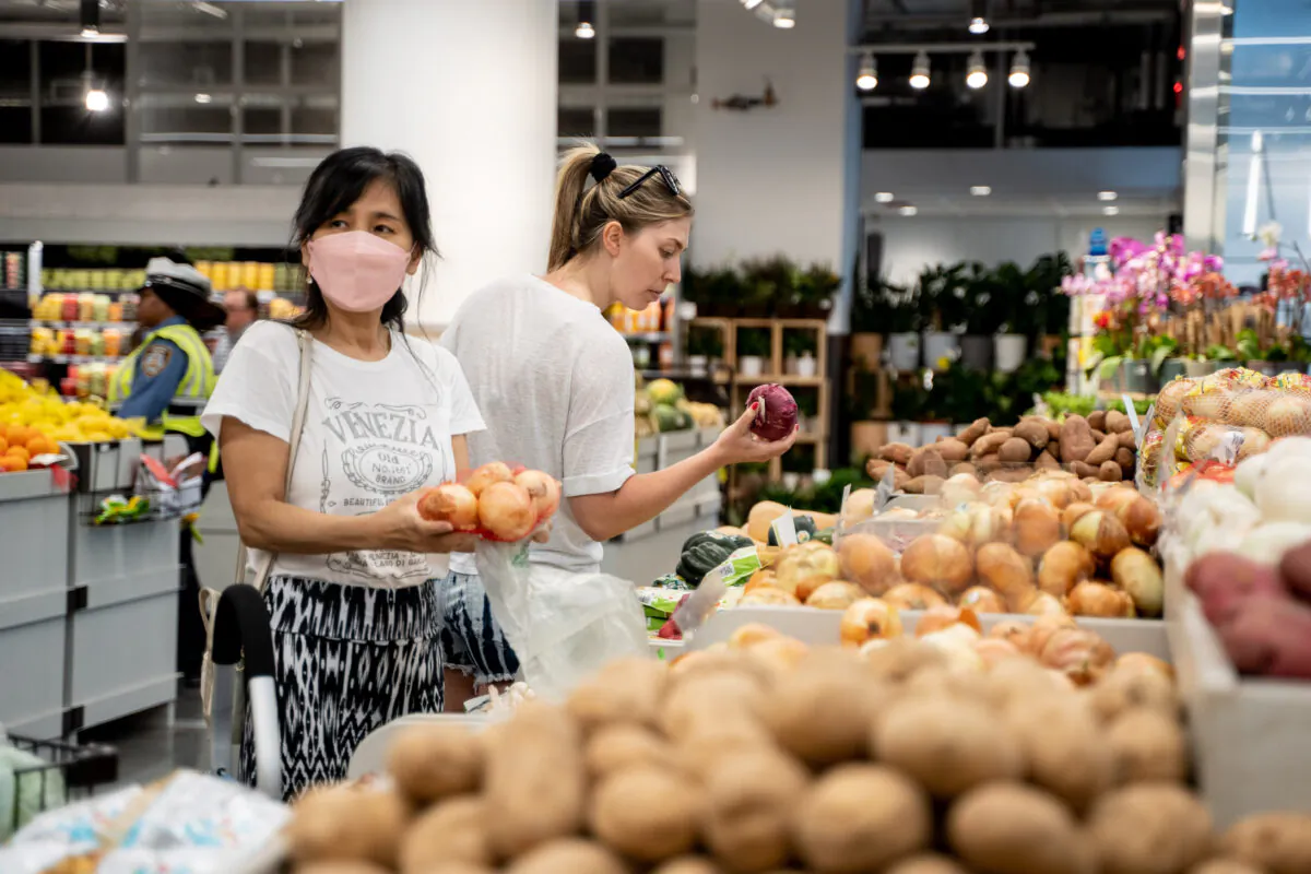People shop at a grocery store in New York City on May 31, 2022. (Samira Bouaou/The Epoch Times)