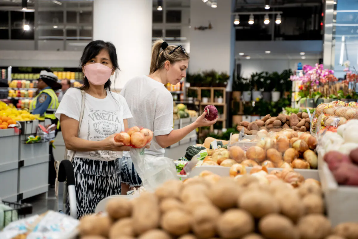 People shop at a grocery store in New York City on May 31, 2022. (Samira Bouaou/The Epoch Times)