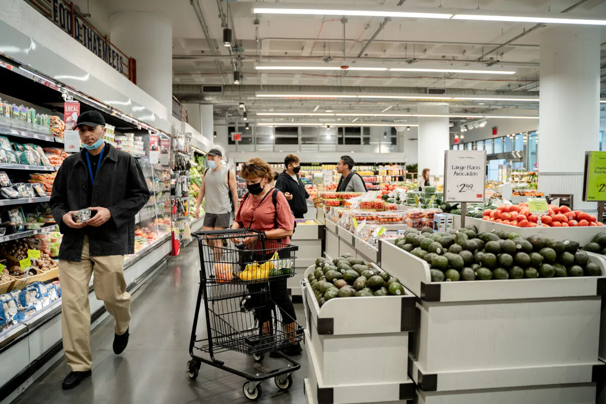 People shop at a grocery store in New York City on May 31, 2022. (Samira Bouaou/The Epoch Times)