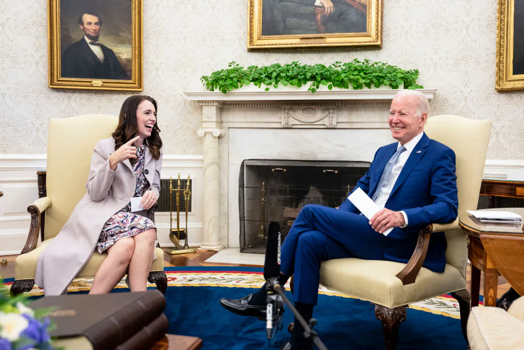 U.S. President Joe Biden meets with Prime Minister of New Zealand Jacinda Ardern in the Oval Office at the White House in Washington, on May 31, 2022. (Doug Mills-Pool/Getty Images)