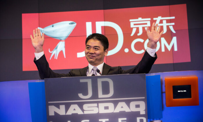 京东创始人、董事长兼首席执行官刘强东在京东于 2014 年 5 月 22 日在纽约纳斯达克交易所进行首次公开​​募股 (IPO) 时向员工发表讲话。（Andrew Burton/Getty Images )