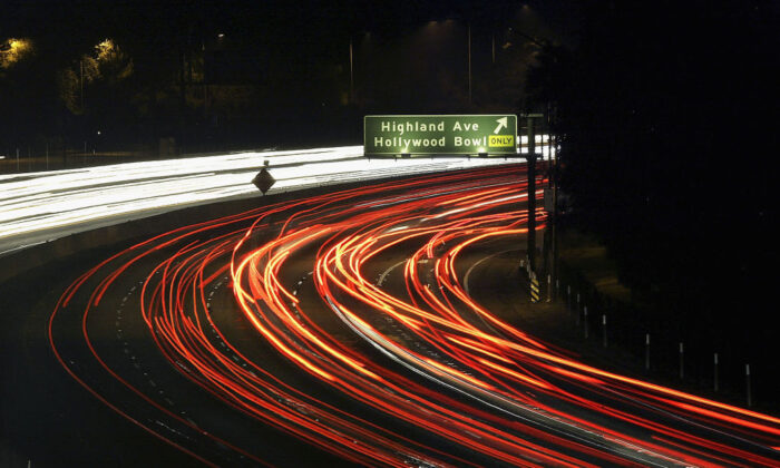 Traffic moves along the 101 freeway near Hollywood in Los Angeles on June 14, 2004. (David McNew/Getty Images)