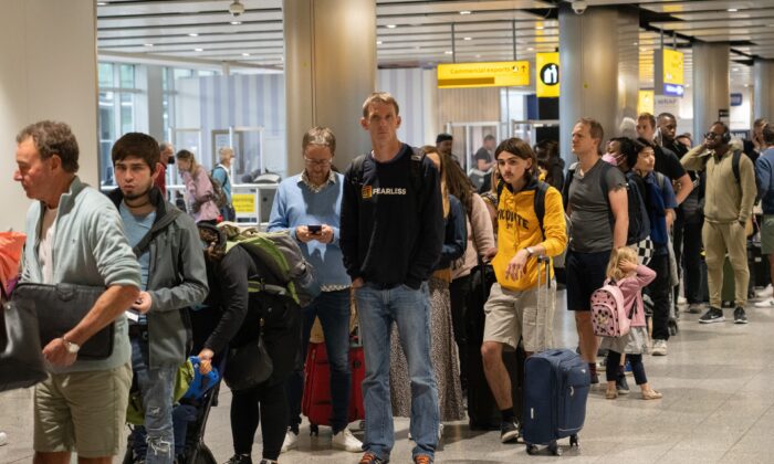 Travellers wait in a long queue to pass through the security check at Heathrow Airport, in London, on June 1, 2022. (Carl Court/Getty Images)