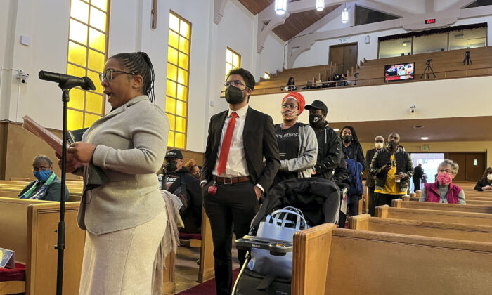 2022 年 4 月 13 日，人们在旧金山第三浸信会教堂的赔偿工作组会议上排队发言。（Janie Har/美联社照片）