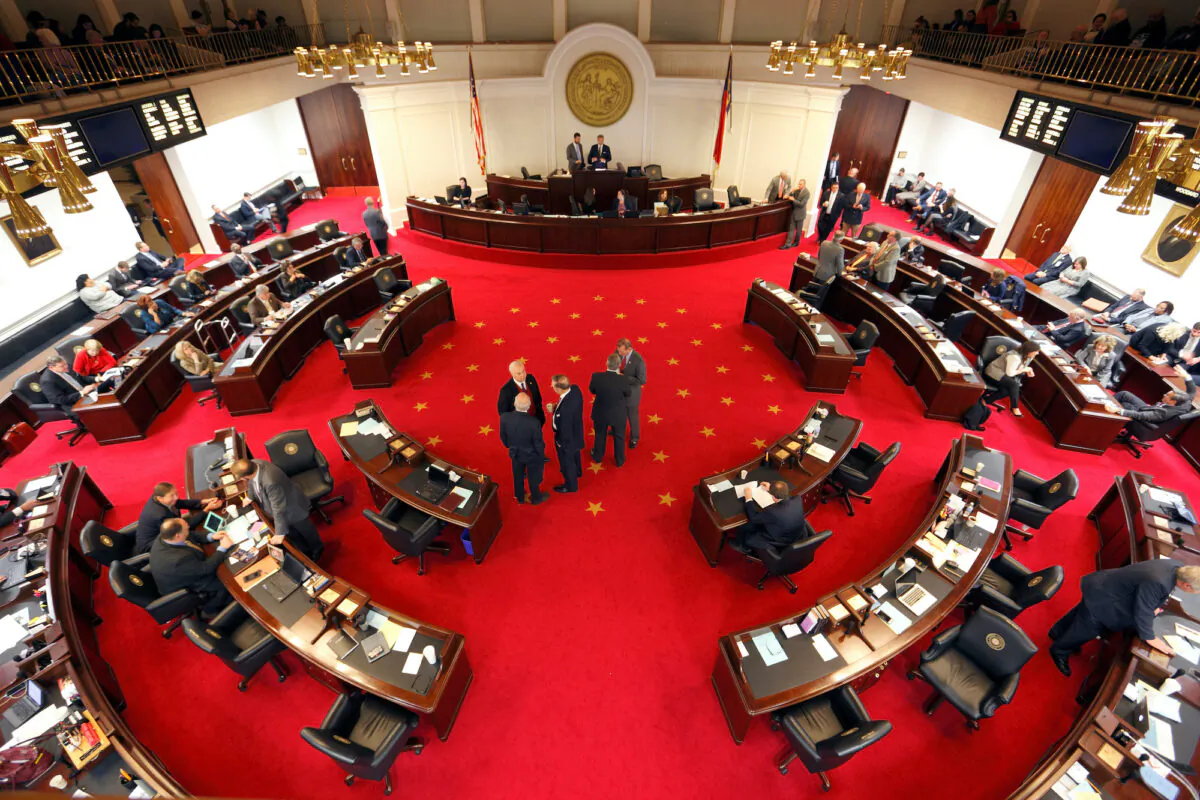 Lawmakers confer during a negotiations on the floor of North Carolina's State Senate chamber on Dec. 21, 2016. (Jonathan Drake/Reuters)