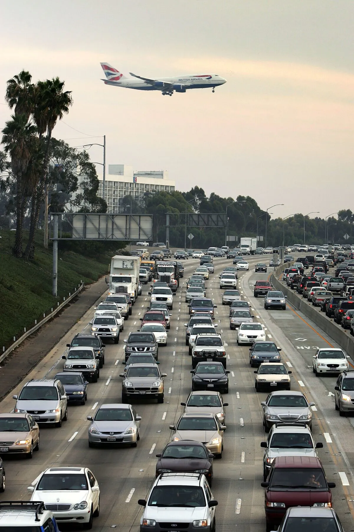 A jet flies in to land at Los Angeles International Airport (LAX) on Thanksgiving eve, traditionally the busiest travel day of the year, on Nov. 22, 2006, in Los Angeles, California.  (David McNew/Getty Images)