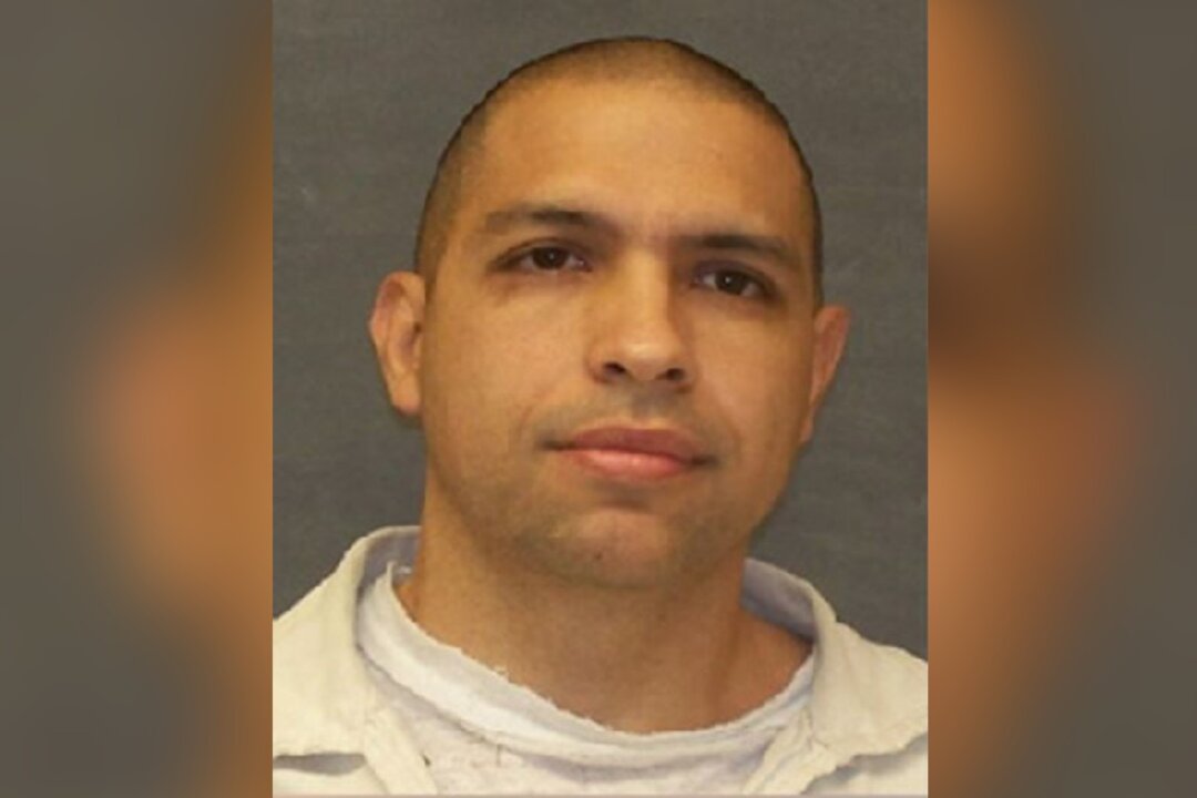 3 Children, 2 Adults Found Dead Inside a Texas Home, Escaped Inmate ...