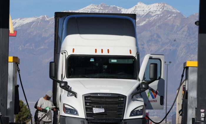 2021 年 12 月 1 日，一名卡车司机在犹他州斯普林维尔的 Love's Truck Stop 加油。（George Frey/AFP via Getty Images）