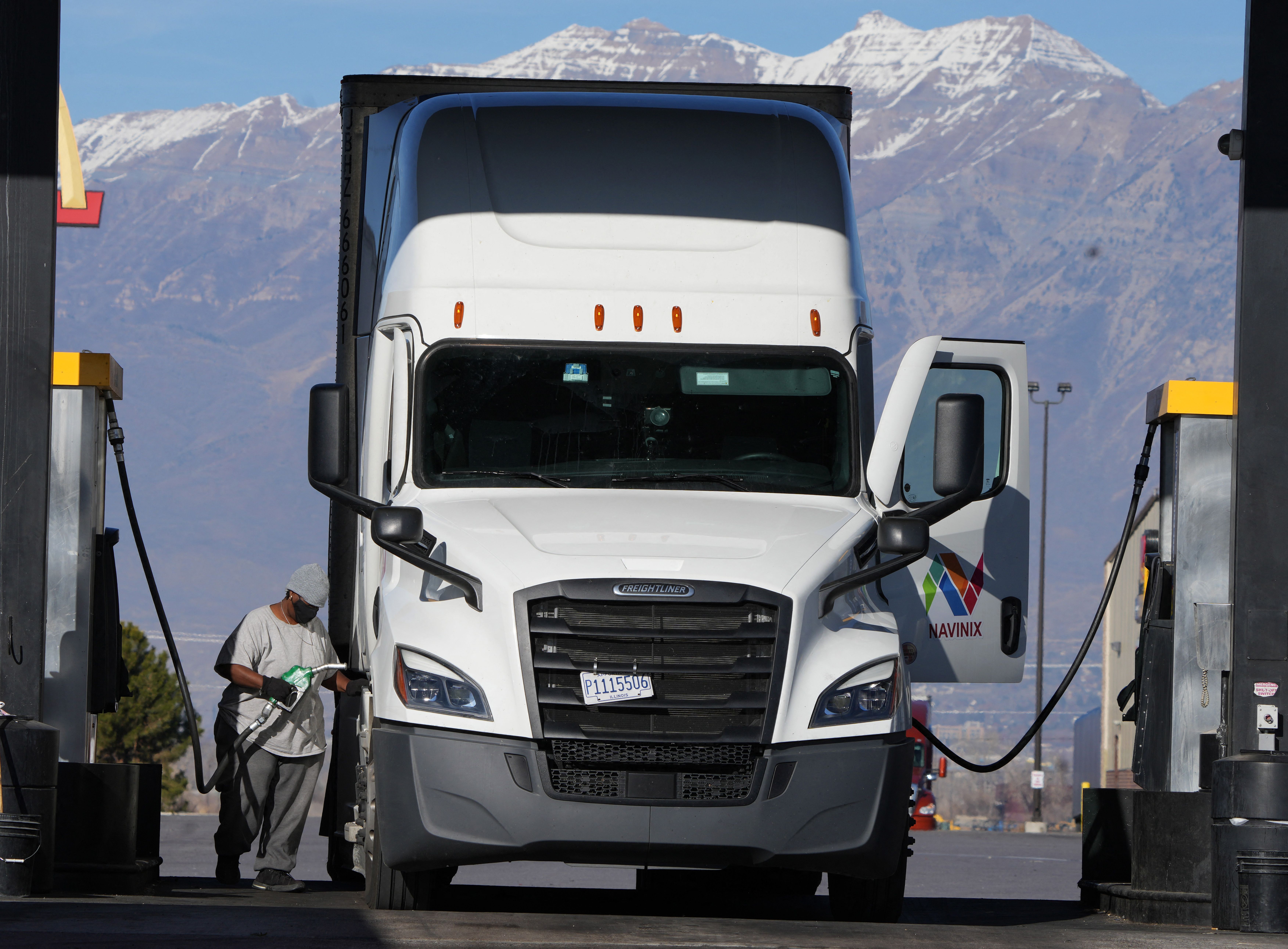 US Truckers 'Barely Getting By' as Diesel Prices Soar - Vimarsana News