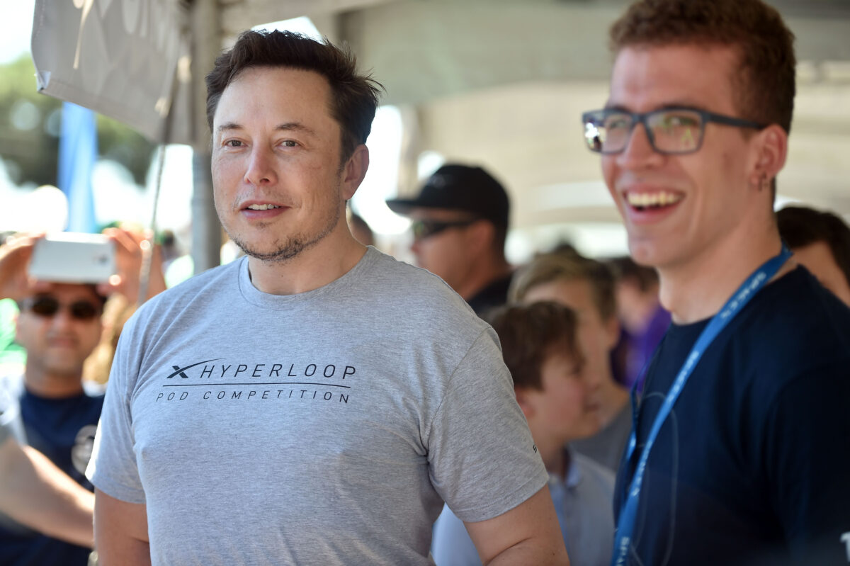 Musk Says Tesla’s Salaried Staff to Be ‘Fairly Flat’ Despite Gloomy Economy