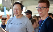 Musk Says Tesla’s Salaried Staff to Be ‘Fairly Flat’ Despite Gloomy Economy