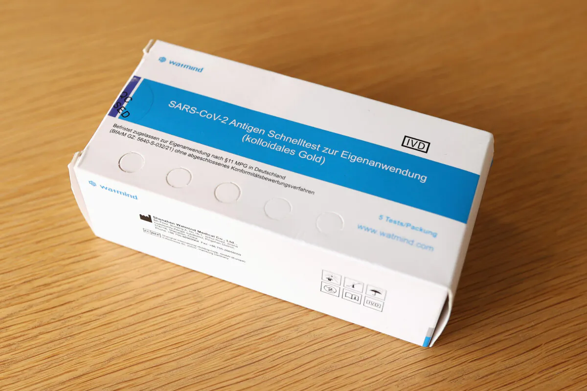 A COVID-19 rapid antigen test kit is about to be used at home in Sydney, Australia, on Sep 29, 2021. (Cameron Spencer/Getty Images)