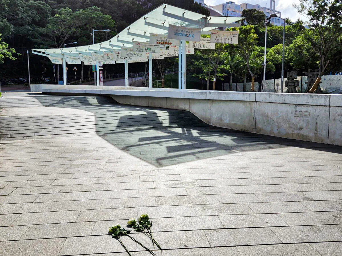 A mainland Chinese student pays tribute to the June 4 1989 Tiananmen Square crackdown in the Chinese University of Hong Kong (CUHK) campus, where Goddess of Democracy statue had been situated and was removed last year. (Doris Lee/HK Epochtimes)