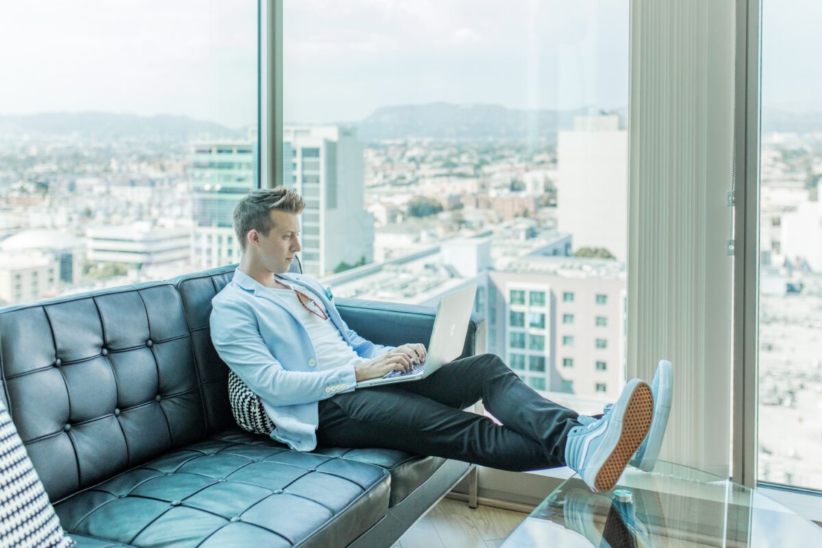 NextImg:Americans Work Remotely as Employees in Europe and Asia Return to the Office