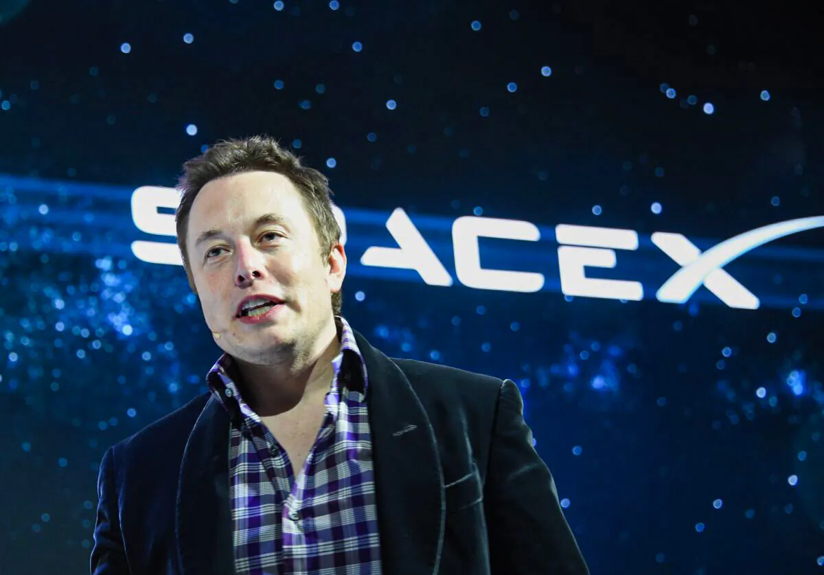 SpaceX CEO Elon Musk unveils SpaceX's new seven-seat Dragon V2 spacecraft, in Hawthorne, Calif., on May 29, 2014. (Robyn Beck/AFP via Getty Images)
