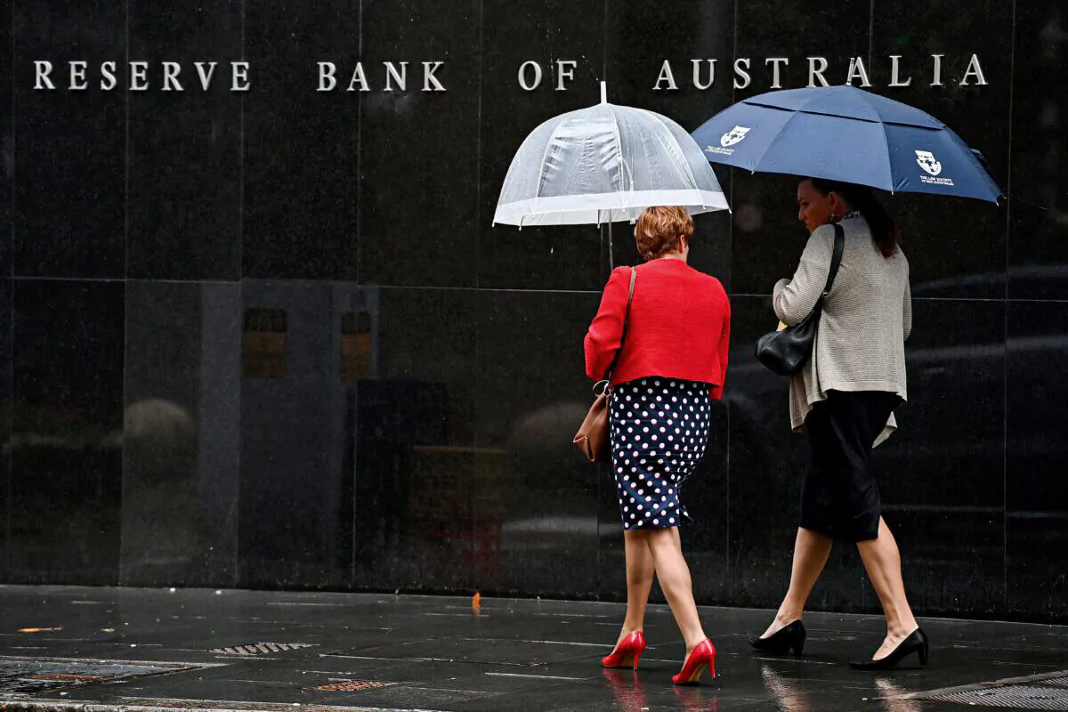 A pedestrian walks past the Reserve Bank of Australia (RBA) head office in Sydney, Australia, on March 1, 2022. (AAP Image/Bianca De Marchi) 