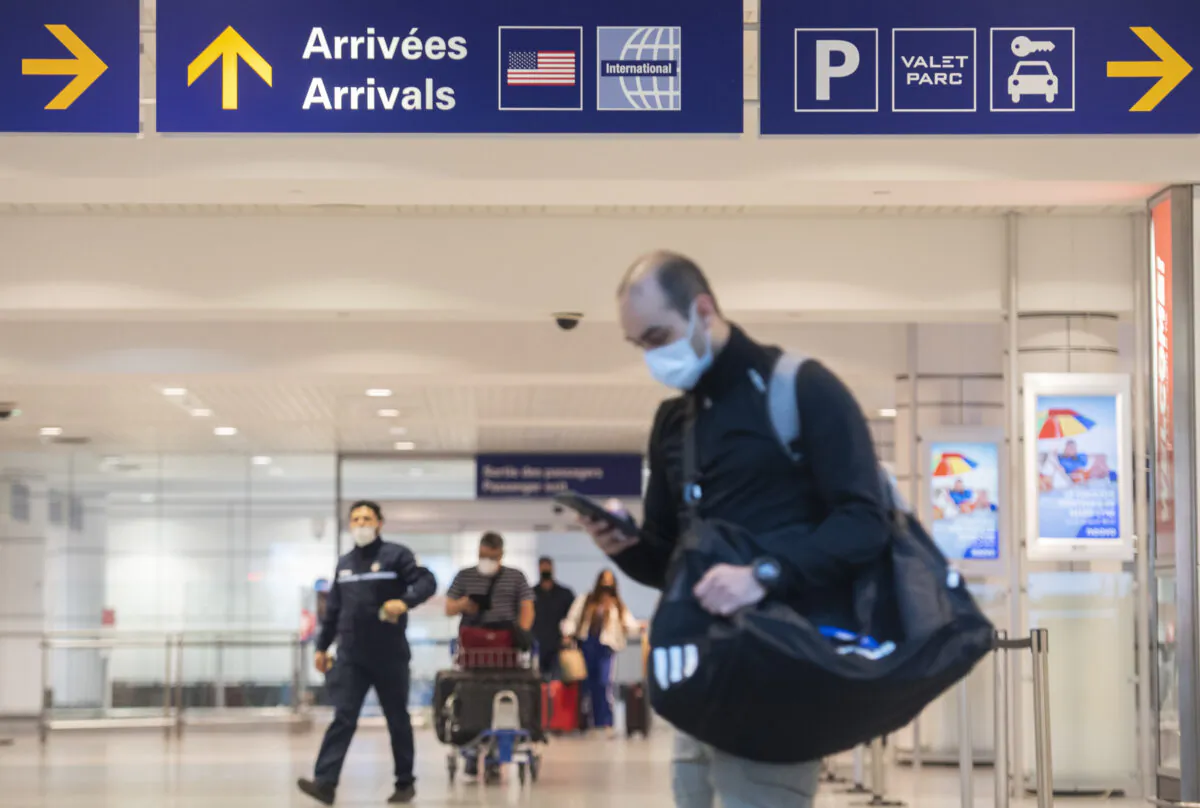 Travellers arrive at Trudeau Airport in Montreal on April 20, 2022. (The Canadian Press/Graham Hughes)