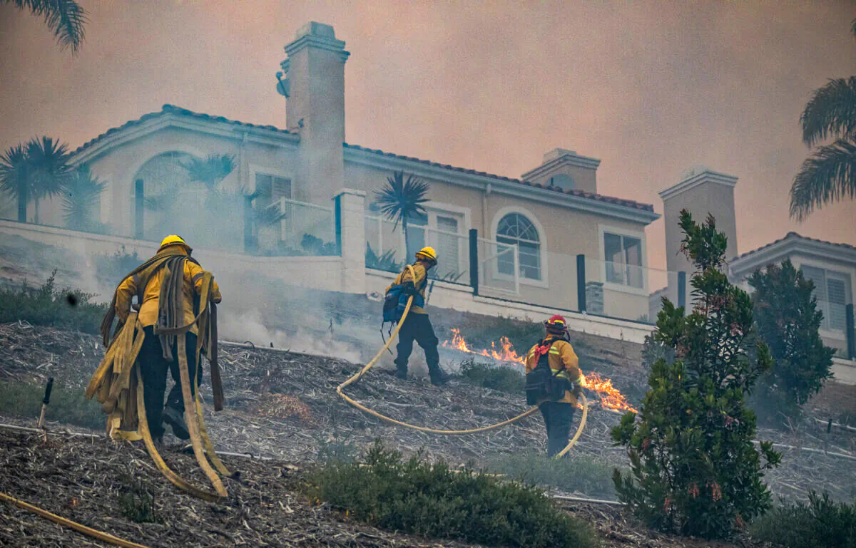 Firefighters work on extinguishing the Costal Fire in Laguna Niguel, Calif., on May 11, 2022. (John Fredricks/The Epoch Times)