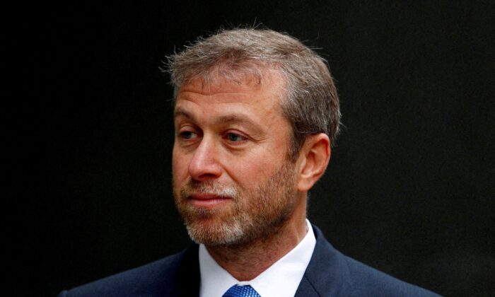 Russian billionaire and owner of Chelsea football club Roman Abramovich arrives at a division of the High Court in central London on Oct. 31, 2011. (Andrew Winning/Reuters)