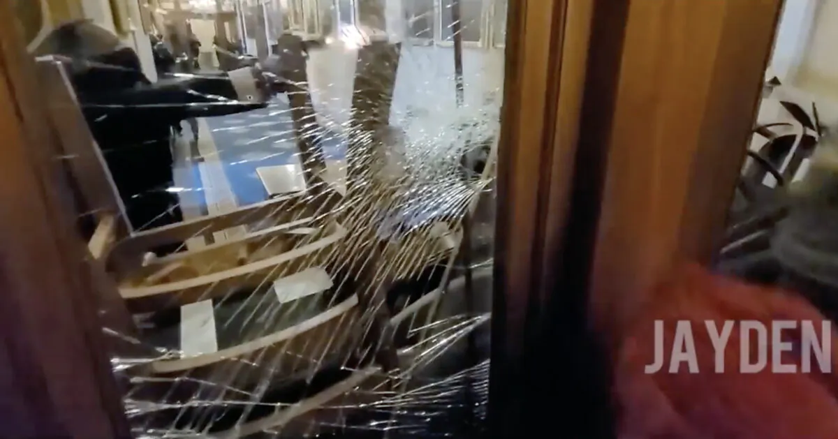 The exact moment Capitol Police Lt. Michael Byrd fires his Glock 22 pistol at Ashli Babbitt at the Capitol on January 6, 2021. (JaydenX/Screenshot via The Epoch Times)