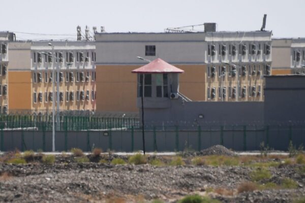 Una instalación que se cree que es un "campo de reeducación" donde se encuentran detenidas minorías étnicas predominantemente musulmanas, en Artux, al norte de Kashgar, en la región occidental china de Xinjiang, el 2 de junio de 2019. (Greg Baker/AFP/Getty Images)