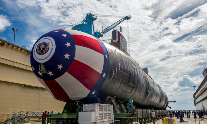 The Virginia-class attack submarine Pre-commissioning Unit (PCU) John Warner (SSN 785) is moved to Newport News Shipbuilding's floating dry dock in preparation for the September 6 christening in Newport News, Virginia, U.S. August 31, 2014.        U.S. Navy/John Whalen/Huntington Ingalls Industries/Handout via REUTERS