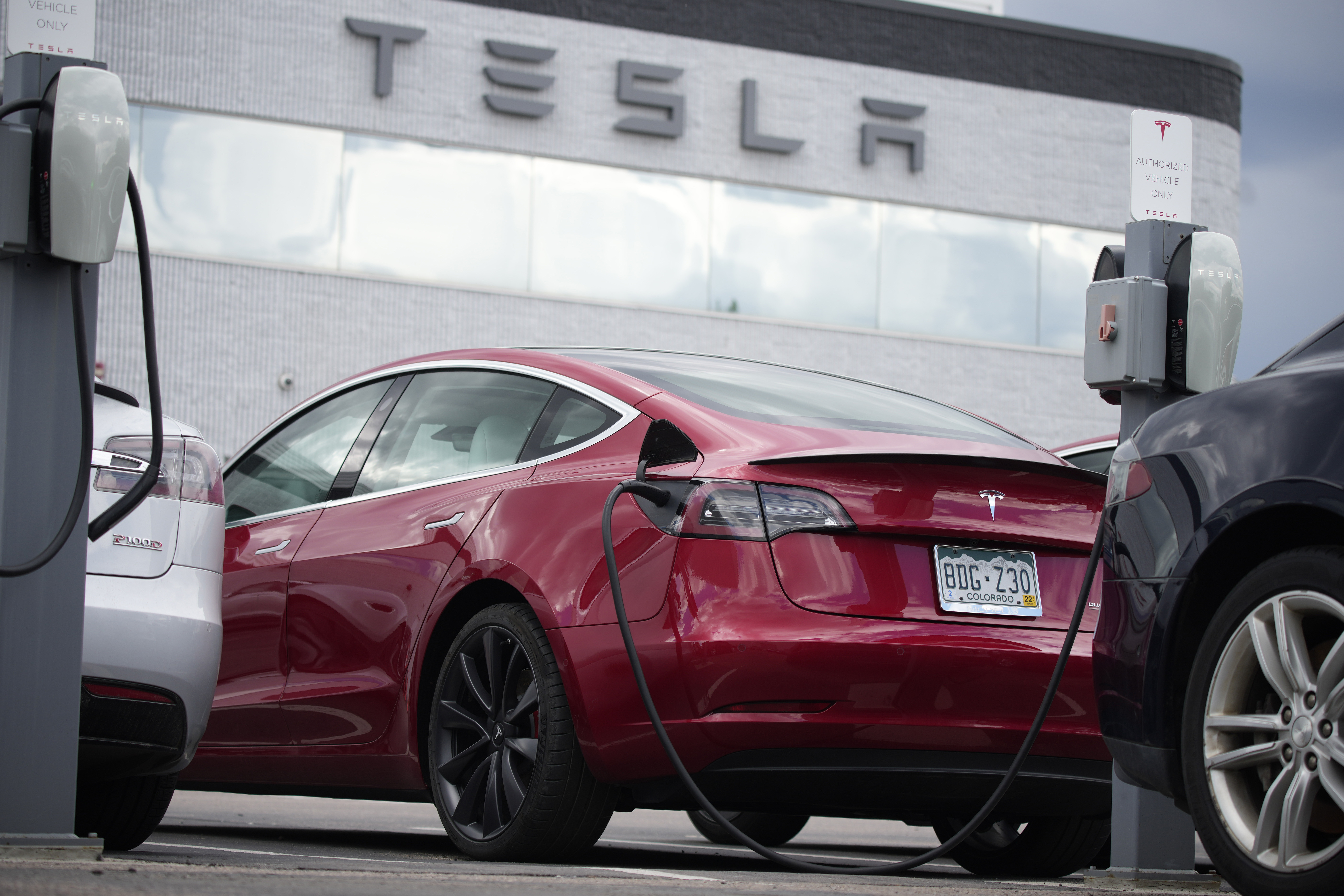 Teslas With Autopilot a Step Closer to Recall After Wrecks - Vimarsana News