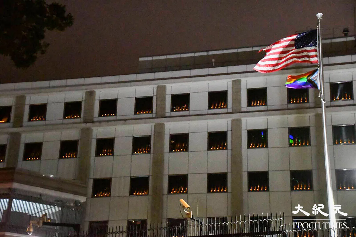 On June 4, 33 years after the Tiananmen Square Massacre in Beijing, the U.S. Consulate in Hong Kong and Macau lit candles on its windowsills. (Song Bilong /The Epoch Times)