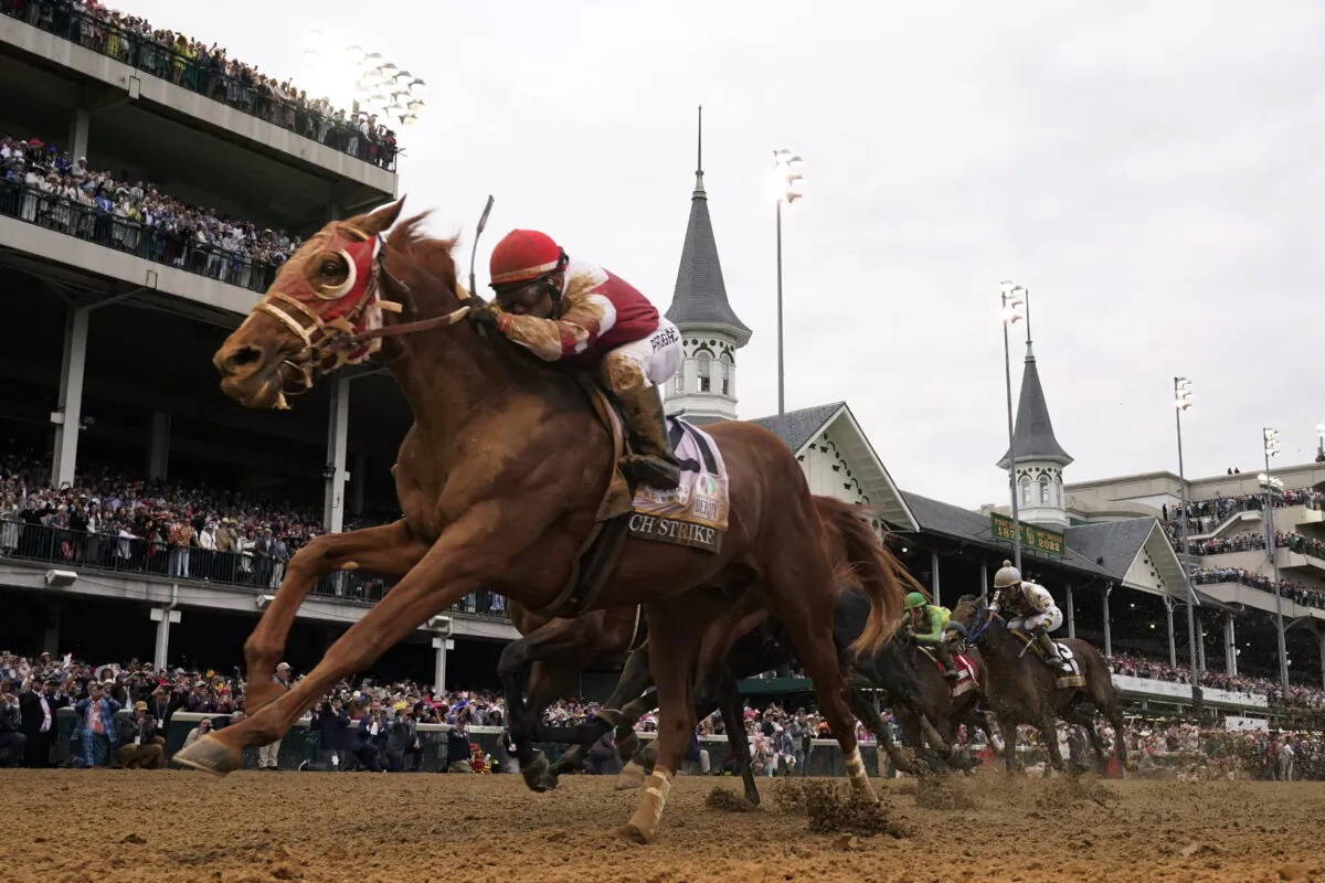 Rich Strike (21), with Sonny Leon aboard, wins the 148th running of the Kentucky Derby horse race at Churchill Downs in Louisville, Ky., on May 7, 2022. (Jeff Roberson/AP Photo)