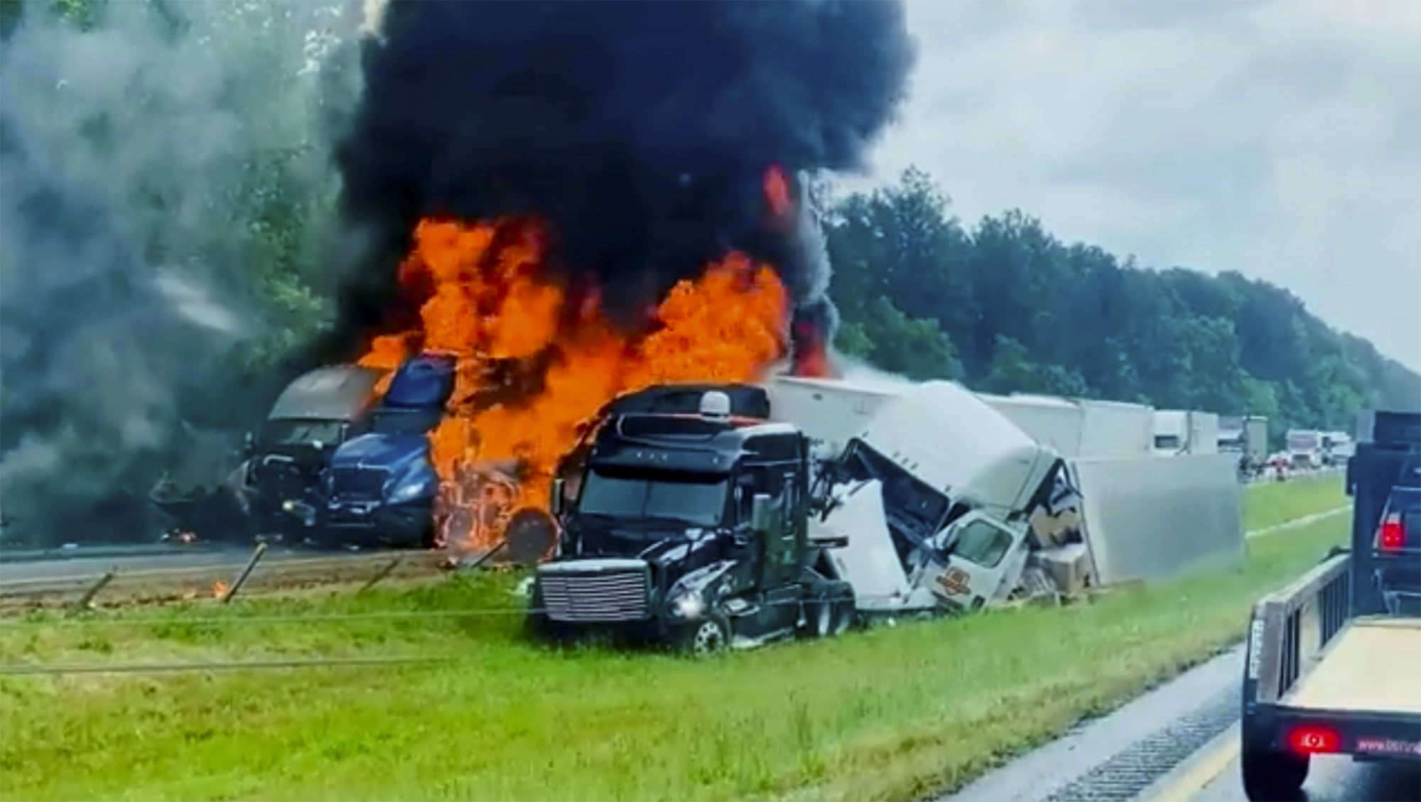 3 Dead After Highway Crashes During Stormy Arkansas Weather - Vimarsana News