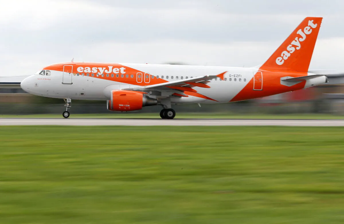 An Easyjet Airbus aircraft takes off from the southern runway at Gatwick Airport in Crawley, Britain, on Aug. 25, 2021. (Peter Nicholls/Reuters)