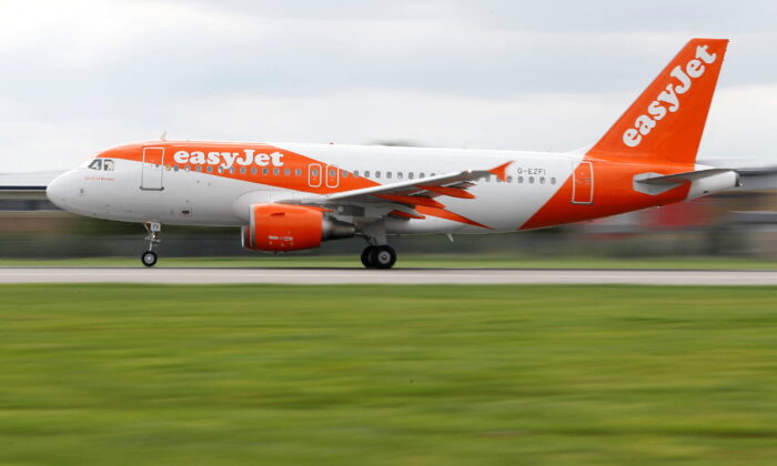 An easyJet Airbus aircraft takes off from the southern runway at Gatwick Airport in Crawley, Britain, on Aug. 25, 2021. (Peter Nicholls/Reuters)