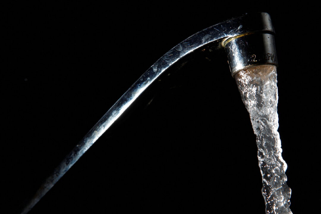 Tap water comes out of a faucet in New York on June 14, 2009. (Eric Thayer/Reuters)
