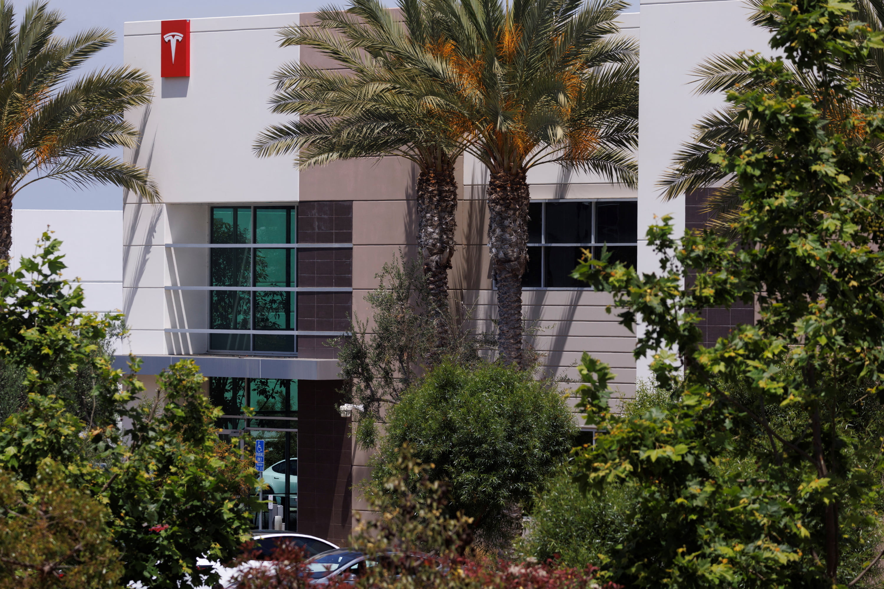 Tesla Cuts Job Openings Since Elon Musk's Economic Warning - Vimarsana News
