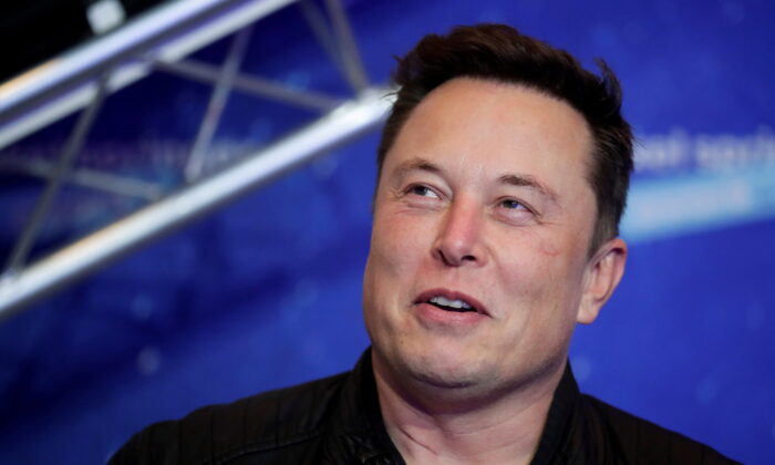 2020 年 12 月 1 日，SpaceX 所有者兼特斯拉首席执行官埃隆·马斯克 (Elon Musk) 抵达德国柏林参加 Axel Springer 奖的红地毯后观看。（Hannibal Hanschke/Pool/File Photo/Reuters）