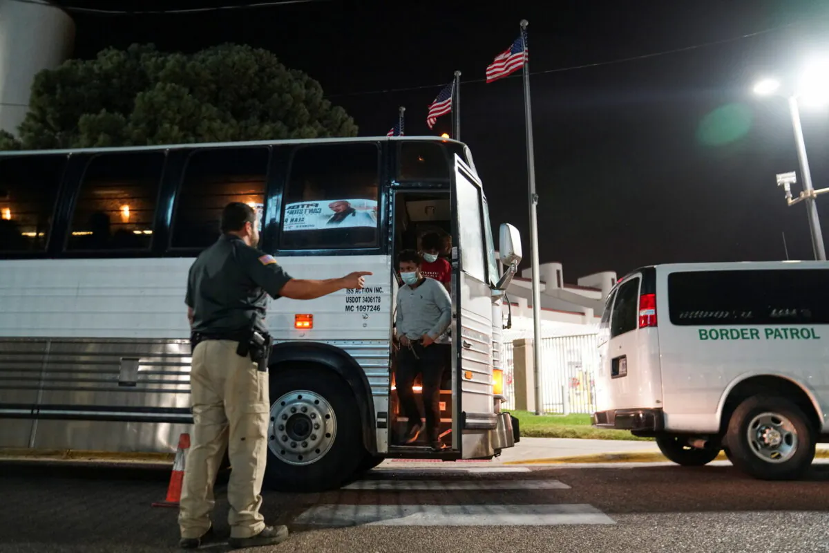 Migrants who recently crossed the border and were caught, are directed to walk back to Mexico, in Laredo, Texas, on June 15, 2022. (Veronica G. Cardenas/Reuters)
