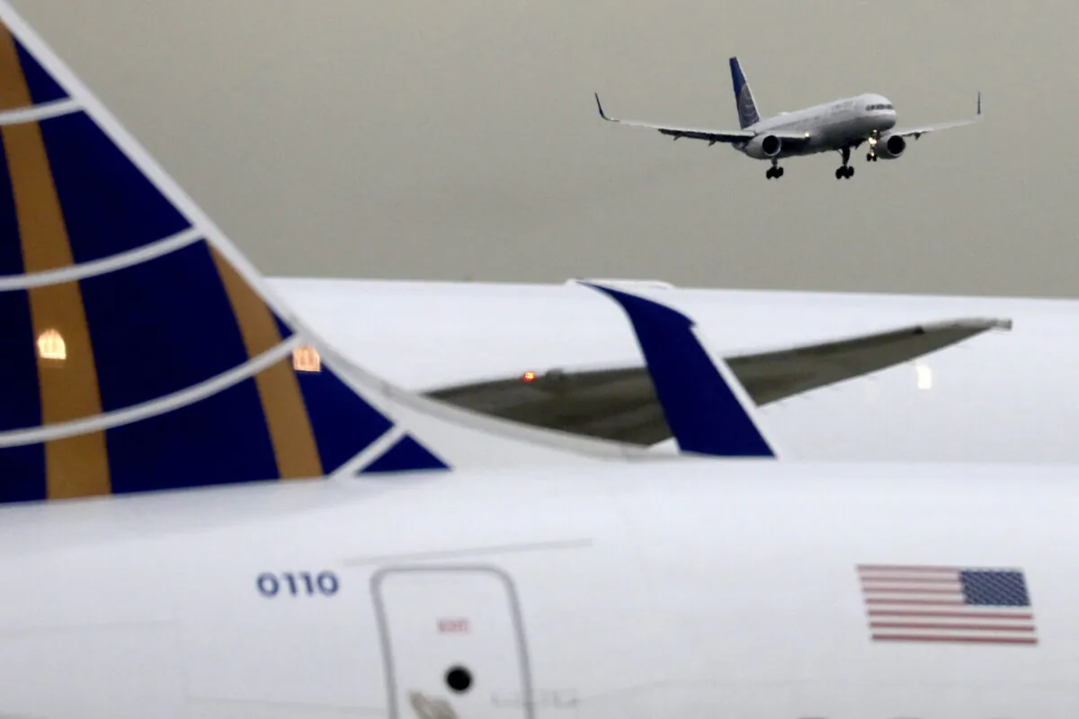 A United Airlines passenger jet lands at Newark Liberty International Airport, New Jersey, on Dec. 6, 2019. (Chris Helgren/Reuters)