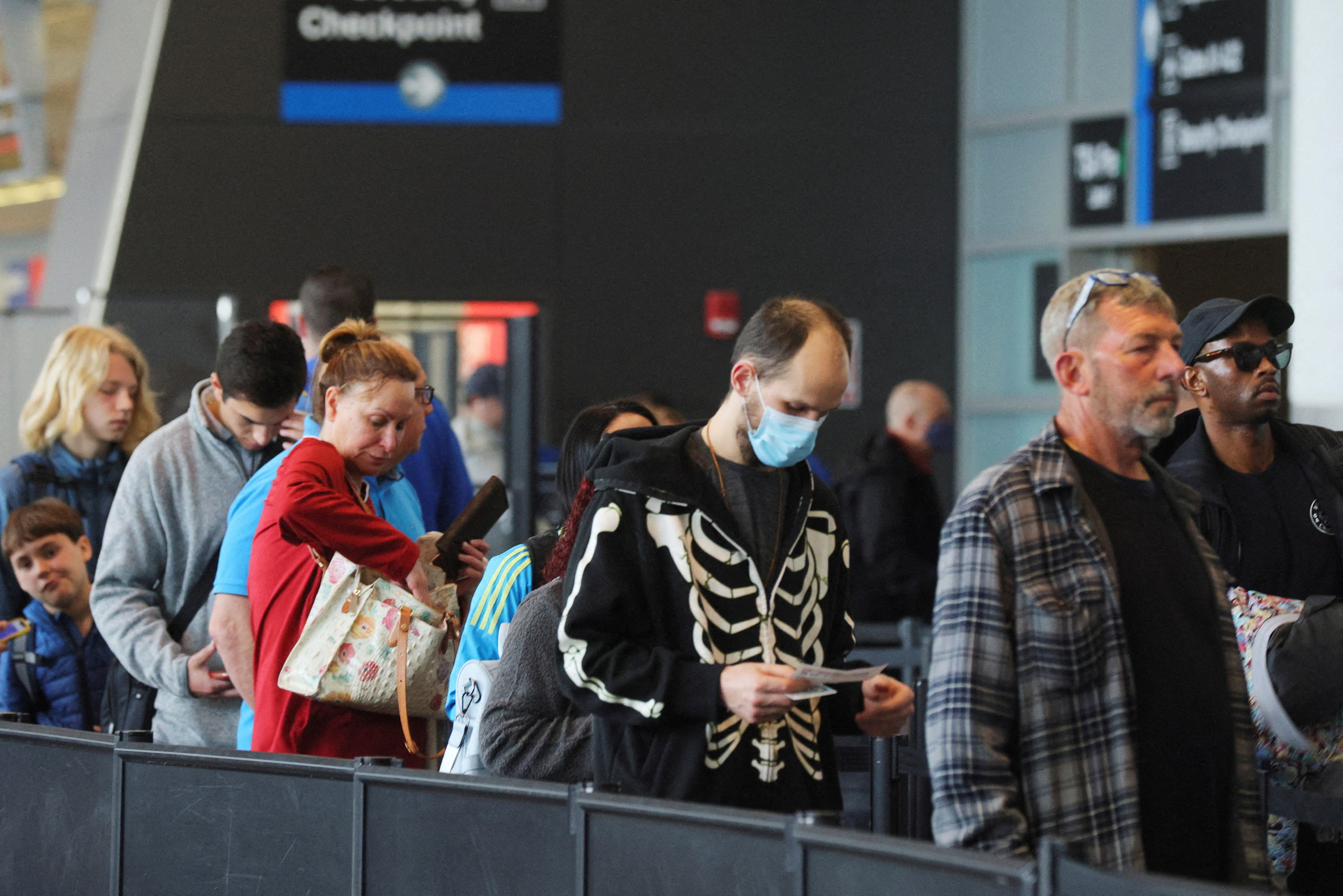Airlines Cancel Nearly 700 US Flights as Labor Crunch Weighs - Vimarsana News