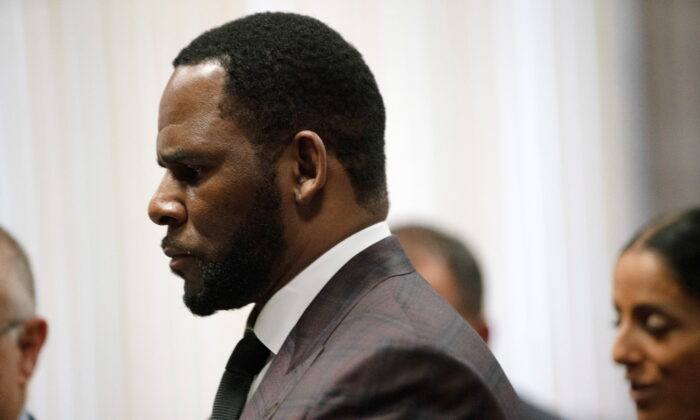 R. Kelly appears for a hearing at Leighton Criminal Court Building in Chicago, on June 26, 2019. (E. Jason Wambsgans/Chicago Tribune/Pool via Reuters)